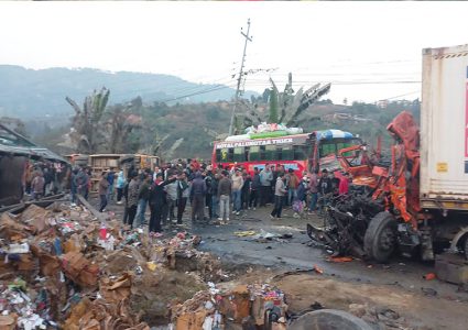 एकै ठाउँमा ७ गाडी दुर्घटनाः २७ घाइतेको उद्धार, २ को…