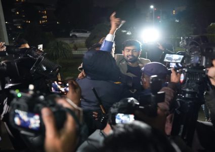 निर्वाचन आयोगमै जेनजीको प्रदर्शन, प्रधानमन्त्रीको राजीनामा माग