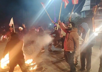 जनकपुरमा निधिका समर्थकले जलाए महामन्त्री थापाको पुत्ला