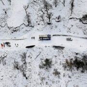 हिमपातले मध्यपहाडी लोकमार्ग अवरुद्ध, रुकुमपूर्वमा २ सय ५० बढी यात्रु अलपत्र