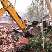 पशुपतिको जग्गामा बनेका अनधिकृत टहरामाथि काठमाडौं महानगरले चलायो डोजर