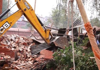 पशुपतिको जग्गामा बनेका अनधिकृत टहरामाथि काठमाडौं महानगरले चलायो डोजर