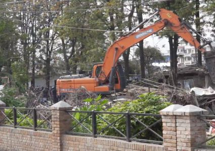 चल्यो सुकुम्बासी बस्तीमा डोजर,सरकारलाई सघाउदै निस्किए सुकुम्बासी, ५ स्थानमा बासस्थान