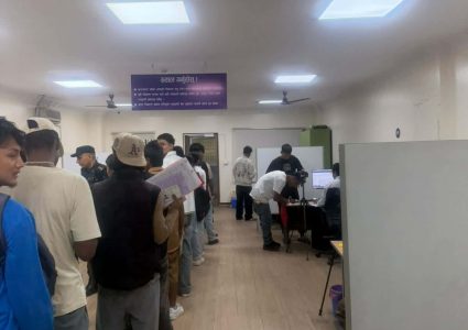 राहदानी विभागले बिहानदेखि रातिसम्म सेवाग्राहीलाई सेवा दिँदै