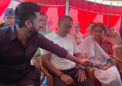 गोपालमान श्रेष्ठलाई श्रद्धाञ्जली दिन कांग्रेस कार्यालय पुगे रवि