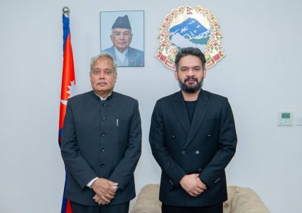 प्रधानमन्त्री शाह र भारतीय राजदूत श्रीवास्तवबिच भेटबार्ता