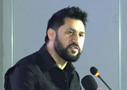 बालेनलाई रबिले भने– बादलको टुक्रामा जहाज हल्लिन सक्छ, डर मान्नु&hellip;